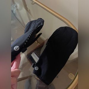 Lululemon medium/large Women's Run for It All Gloves 
Tech